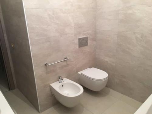 bagno con serie sospesa